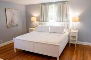 Walk to the beach! Two bedroom unit in the heart of Jax Beach